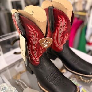 Brand new Ariat Women's Black and Red Round Up Filly Boots